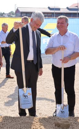 Bundesminister Steffen Billger 03.08.2026, Germany, Bayern, Passau, Schleuse Bundesverkehrsminister für Verkehr nimmt das Geld selbst in die Hand für die Infrastrukturprojekte. Steffen Bilger (CDU) Bundesminister für Verkehr, mit Spaten bei der Sanierung der 100 Jahre alten Schleuse, Landesminister für Verkehr , Christian Bernreiter CSU, Spaten, Bau, Arbeit, mit Oberbürgermeister Rother SPD und Landrat Kneisinger CSU Passau Bayern Germany *** Federal Minister Steffen Billger, August 3, 2026, Germany, Bavaria, Passau, Lock Federal Minister of Transportation Takes Matters into His Own Hands for Infrastructure Projects Steffen Bilger (CDU), Federal Minister of Transportation, breaks ground with a shovel at the renovation of the 100-year-old