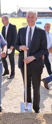 Bundesminister Steffen Billger 03.08.2026, Germany, Bayern, Passau, Schleuse Bundesverkehrsminister für Verkehr nimmt das Geld selbst in die Hand für die Infrastrukturprojekte. Steffen Bilger (CDU) Bundesminister für Verkehr, mit Spaten bei der Sanierung der 100 Jahre alten Schleuse, Landesminister für Verkehr , Christian Bernreiter CSU, Spaten, Bau, Arbeit, mit Oberbürgermeister Rother SPD und Landrat Kneisinger CSU Passau Bayern Germany *** Federal Minister Steffen Billger, August 3, 2026, Germany, Bavaria, Passau, Lock Federal Minister of Transportation Takes Matters into His Own Hands for Infrastructure Projects Steffen Bilger (CDU), Federal Minister of Transportation, breaks ground with a shovel at the renovation of the 100-year-old