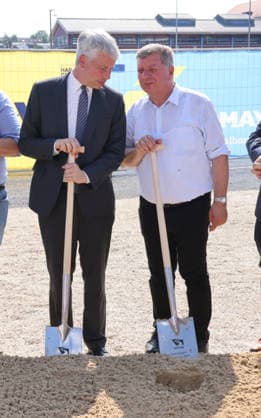 Bundesminister Steffen Billger 03.08.2026, Germany, Bayern, Passau, Schleuse Bundesverkehrsminister für Verkehr nimmt das Geld selbst in die Hand für die Infrastrukturprojekte. Steffen Bilger (CDU) Bundesminister für Verkehr, mit Spaten bei der Sanierung der 100 Jahre alten Schleuse, Landesminister für Verkehr , Christian Bernreiter CSU, Spaten, Bau, Arbeit, mit Oberbürgermeister Rother SPD und Landrat Kneisinger CSU Passau Bayern Germany *** Federal Minister Steffen Billger, August 3, 2026, Germany, Bavaria, Passau, Lock Federal Minister of Transportation Takes Matters into His Own Hands for Infrastructure Projects Steffen Bilger (CDU), Federal Minister of Transportation, breaks ground with a shovel at the renovation of the 100-year-old