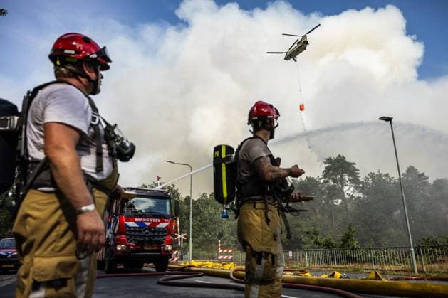 OOSTRUM - The fire department is battling a very large fire in the De Rosmolen nature reserve. Due to dry conditions, the fire was able to spread rapidly. ROB ENGELAAR ANP netherlands out - belgium out  Copyright: xx x564817967x originalFilename: 564817967.jpg