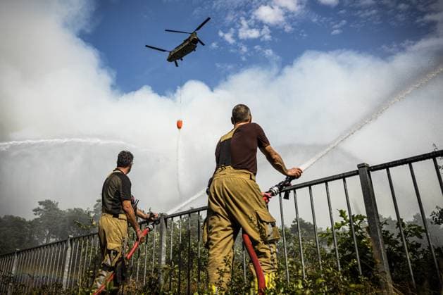OOSTRUM - The fire department is battling a very large fire in the De Rosmolen nature reserve. Due to dry conditions, the fire was able to spread rapidly. ROB ENGELAAR ANP netherlands out - belgium out  Copyright: xx x564817970x originalFilename: 564817970.jpg