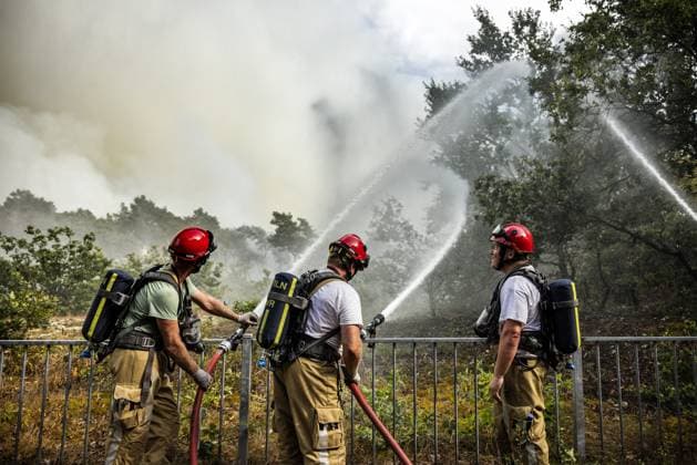 OOSTRUM - The fire department is battling a very large fire in the De Rosmolen nature reserve. Due to dry conditions, the fire was able to spread rapidly. ROB ENGELAAR ANP netherlands out - belgium out  Copyright: xx x564818025x originalFilename: 564818025.jpg