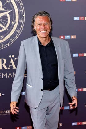 Fußballschiedsrichter Urs Meier steht bei der Kino-Premiere der 4. Staffel der RTL-Show Die Verräter auf dem roten Teppich im Cinenova in Ehrenfeld. Köln, 03.08.2026 NRW Deutschland *** Soccer referee Urs Meier walks the red carpet at the movie premiere of Season 4 of the RTL show *Die Verräter* at the Cinenova in Ehrenfeld, Cologne, August 3, 2026, North Rhine-Westphalia, Germany Copyright: xChristophxHardtx