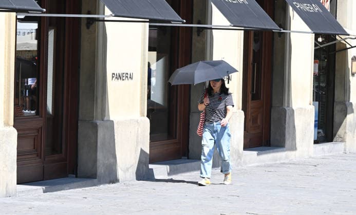 Extreme heat triggers red alert in Florence FLORENCE, ITALY - AUGUST 3: Tourists cool off by drinking water as temperatures surpass 39 degrees Celsius during an extreme heatwave on August 3, 2026 in Florence, Italy. The municipality of Florence has extended a red heat alert for the region today as dangerous conditions persist. Carlo Bressan Anadolu Florence Italy. Editorial use only. Please get in touch for any other usage.  Copyright: x2026xAnadoluxCarloxBressanx