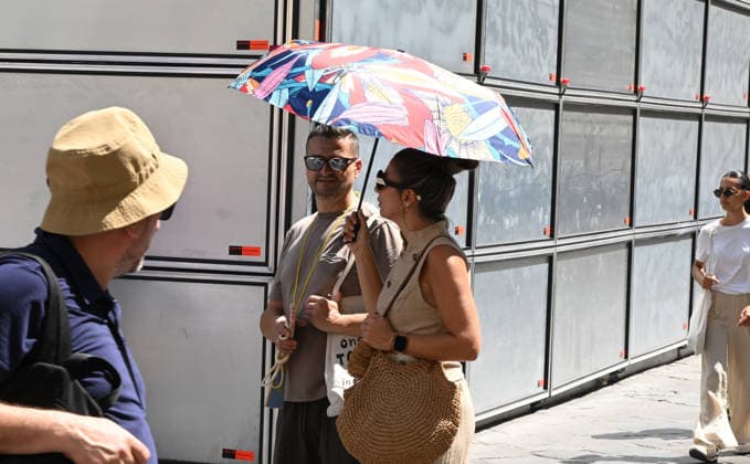 Extreme heat triggers red alert in Florence FLORENCE, ITALY - AUGUST 3: Tourists cool off by drinking water as temperatures surpass 39 degrees Celsius during an extreme heatwave on August 3, 2026 in Florence, Italy. The municipality of Florence has extended a red heat alert for the region today as dangerous conditions persist. Carlo Bressan Anadolu Florence Italy. Editorial use only. Please get in touch for any other usage.  Copyright: x2026xAnadoluxCarloxBressanx