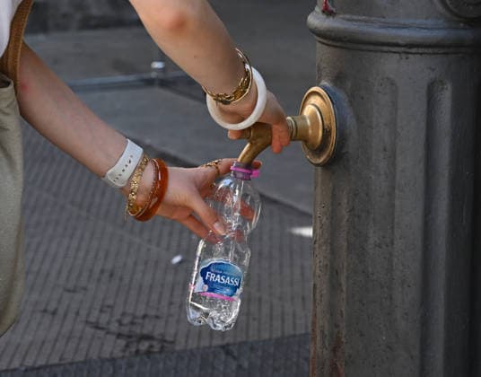 Extreme heat triggers red alert in Florence FLORENCE, ITALY - AUGUST 3: Tourists cool off by drinking water as temperatures surpass 39 degrees Celsius during an extreme heatwave on August 3, 2026 in Florence, Italy. The municipality of Florence has extended a red heat alert for the region today as dangerous conditions persist. Carlo Bressan Anadolu Florence Italy. Editorial use only. Please get in touch for any other usage.  Copyright: x2026xAnadoluxCarloxBressanx