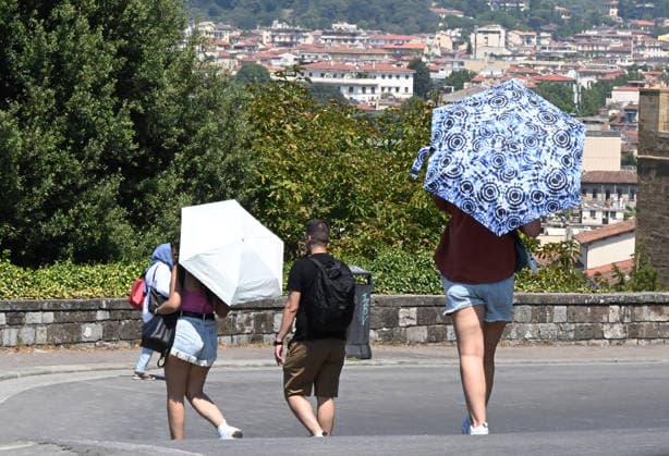 Extreme heat triggers red alert in Florence FLORENCE, ITALY - AUGUST 3: Tourists cool off by drinking water as temperatures surpass 39 degrees Celsius during an extreme heatwave on August 3, 2026 in Florence, Italy. The municipality of Florence has extended a red heat alert for the region today as dangerous conditions persist. Carlo Bressan Anadolu Florence Italy. Editorial use only. Please get in touch for any other usage.  Copyright: x2026xAnadoluxCarloxBressanx