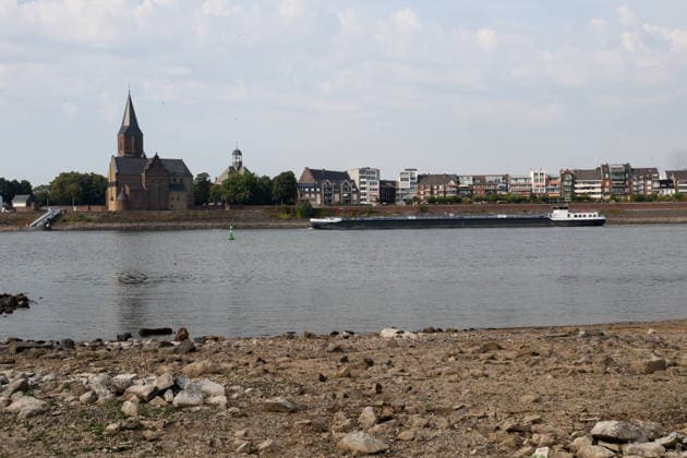 Niedriger Rheinpegel am Pegel Emmerich. Für den 03.08.2026 wurde durch die Wasserstraßen- und Schifffahrtsverwaltung des Bundes ein Pegelstand von -6 cm veröffentlicht. Für die Binnenschifffahrt stellt der niedrige Pegel ein Problem dar. Sinkt er zu weit ab, dürfen Schiffe nicht mehr voll beladen werden. Binnenschiff auf dem Rhein vor Emmerich. Emmerich am Rhein, Nordrhein-Westfalen, DEU, Deutschland, 03.08.2026 *** Low Rhine Water Level at the Emmerich Gauge: The Federal Waterways and Shipping Administration published a water level of 6 cm for August 3, 2026. The low water level poses a problem for inland waterway shipping. If it drops too low, ships are no longer allowed to be fully loaded. An inland waterway vessel on the Rhine near