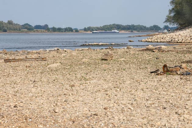 Niedriger Rheinpegel am Pegel Emmerich. Für den 03.08.2026 wurde durch die Wasserstraßen- und Schifffahrtsverwaltung des Bundes ein Pegelstand von -6 cm veröffentlicht. Für die Binnenschifffahrt stellt der niedrige Pegel ein Problem dar. Sinkt er zu weit ab, dürfen Schiffe nicht mehr voll beladen werden. Binnenschiff auf dem Rhein vor Emmerich. Emmerich am Rhein, Nordrhein-Westfalen, DEU, Deutschland, 03.08.2026 *** Low Rhine Water Level at the Emmerich Gauge: The Federal Waterways and Shipping Administration published a water level of 6 cm for August 3, 2026. The low water level poses a problem for inland waterway shipping. If it drops too low, ships are no longer allowed to be fully loaded. An inland waterway vessel on the Rhine near