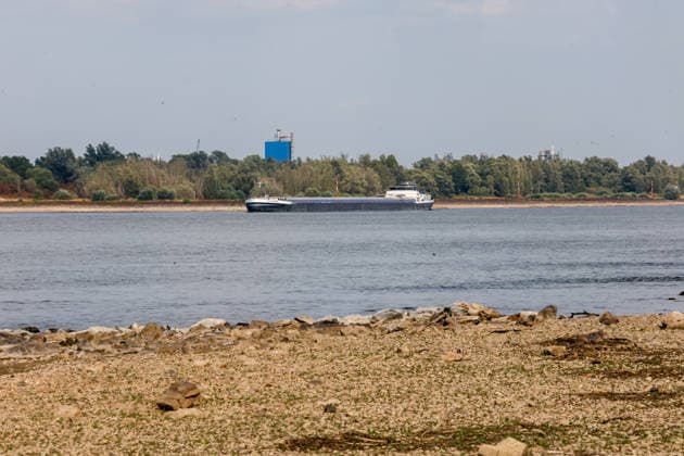 Niedriger Rheinpegel am Pegel Emmerich. Für den 03.08.2026 wurde durch die Wasserstraßen- und Schifffahrtsverwaltung des Bundes ein Pegelstand von -6 cm veröffentlicht. Für die Binnenschifffahrt stellt der niedrige Pegel ein Problem dar. Sinkt er zu weit ab, dürfen Schiffe nicht mehr voll beladen werden. Binnenschiff auf dem Rhein vor Emmerich. Emmerich am Rhein, Nordrhein-Westfalen, DEU, Deutschland, 03.08.2026 *** Low Rhine Water Level at the Emmerich Gauge: The Federal Waterways and Shipping Administration published a water level of 6 cm for August 3, 2026. The low water level poses a problem for inland waterway shipping. If it drops too low, ships are no longer allowed to be fully loaded. An inland waterway vessel on the Rhine near