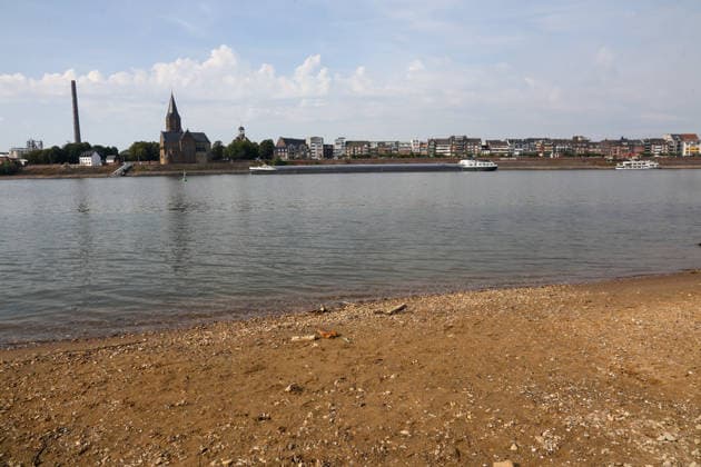 Niedriger Rheinpegel am Pegel Emmerich. Für den 03.08.2026 wurde durch die Wasserstraßen- und Schifffahrtsverwaltung des Bundes ein Pegelstand von -6 cm veröffentlicht. Für die Binnenschifffahrt stellt der niedrige Pegel ein Problem dar. Sinkt er zu weit ab, dürfen Schiffe nicht mehr voll beladen werden. Binnenschiff auf dem Rhein vor Emmerich. Emmerich am Rhein, Nordrhein-Westfalen, DEU, Deutschland, 03.08.2026 *** Low Rhine Water Level at the Emmerich Gauge: The Federal Waterways and Shipping Administration published a water level of 6 cm for August 3, 2026. The low water level poses a problem for inland waterway shipping. If it drops too far, ships are no longer allowed to be fully loaded. An inland waterway vessel on the Rhine near