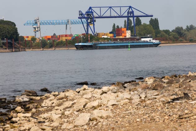 Niedriger Rheinpegel am Pegel Emmerich. Für den 03.08.2026 wurde durch die Wasserstraßen- und Schifffahrtsverwaltung des Bundes ein Pegelstand von -6 cm veröffentlicht. Für die Binnenschifffahrt stellt der niedrige Pegel ein Problem dar. Sinkt er zu weit ab, dürfen Schiffe nicht mehr voll beladen werden. Binnenschiff auf dem Rhein vor Emmerich. Emmerich am Rhein, Nordrhein-Westfalen, DEU, Deutschland, 03.08.2026 *** Low Rhine Water Level at the Emmerich Gauge: The Federal Waterways and Shipping Administration published a water level of 6 cm for August 3, 2026. The low water level poses a problem for inland waterway shipping. If it drops too far, ships are no longer allowed to be fully loaded. An inland waterway vessel on the Rhine near