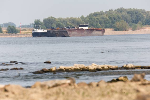 Niedriger Rheinpegel am Pegel Emmerich. Für den 03.08.2026 wurde durch die Wasserstraßen- und Schifffahrtsverwaltung des Bundes ein Pegelstand von -6 cm veröffentlicht. Für die Binnenschifffahrt stellt der niedrige Pegel ein Problem dar. Sinkt er zu weit ab, dürfen Schiffe nicht mehr voll beladen werden. Binnenschiff auf dem Rhein vor Emmerich. Emmerich am Rhein, Nordrhein-Westfalen, DEU, Deutschland, 03.08.2026 *** Low Rhine Water Level at the Emmerich Gauge: The Federal Waterways and Shipping Administration published a water level of 6 cm for August 3, 2026. The low water level poses a problem for inland waterway shipping. If it drops too far, ships are no longer allowed to be fully loaded. An inland waterway vessel on the Rhine near