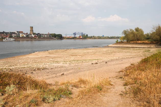 Niedriger Rheinpegel am Pegel Emmerich. Für den 03.08.2026 wurde durch die Wasserstraßen- und Schifffahrtsverwaltung des Bundes ein Pegelstand von -6 cm veröffentlicht. Für die Binnenschifffahrt stellt der niedrige Pegel ein Problem dar. Sinkt er zu weit ab, dürfen Schiffe nicht mehr voll beladen werden. Emmerich am Rhein, Nordrhein-Westfalen, DEU, Deutschland, 03.08.2026 *** Low Rhine water level at the Emmerich gauge. The Federal Waterways and Shipping Administration published a water level of 6 cm for August 3, 2026. The low water level poses a problem for inland waterway shipping. If it drops too far, ships are no longer allowed to be fully loaded. Emmerich on the Rhine, North Rhine-Westphalia, DEU, Germany, August 3, 2026
