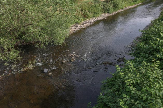 Sommer im Siegerland. Der Fluss Sieg wie hier bei Niederschelden fuehrt (führt) zur Zeit wenig Wasser, Niedrigwasser. Die Bezirksregierung Arnsberg untersagt daher die Wasserentnahme im Regierungsbezirk u.a. aus der Sieg aufgrund anhaltender Trockenheit. Sommer im Siegerland am 03.08.2026 in Siegen Deutschland. *** Summer in the Siegerland: The Sieg River, as seen here near Niederschelden, is currently carrying very little water, Low Water Levels: The Arnsberg District Government has therefore banned water extraction in the district—including from the Sieg—due to persistent drought. Summer in the Siegerland on August 3, 2026, in Siegen, Germany