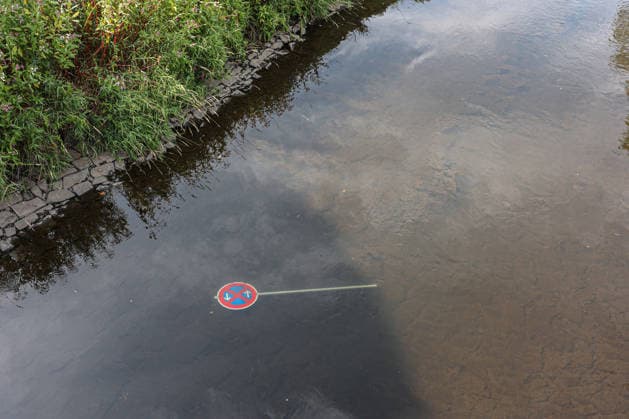 Sommer im Siegerland. Der Fluss Sieg wie hier bei Niederschelden fuehrt (führt) zur Zeit wenig Wasser, Niedrigwasser. Die Bezirksregierung Arnsberg untersagt daher die Wasserentnahme im Regierungsbezirk u.a. aus der Sieg aufgrund anhaltender Trockenheit. Ein Verkehrszeichen liegt im Wasser. Sommer im Siegerland am 03.08.2026 in Siegen Deutschland. *** Summer in the Siegerland: The Sieg River, as seen here near Niederschelden, is currently carrying very little water, Low Water Levels: The Arnsberg District Government has therefore prohibited water withdrawal in the district—including from the Sieg—due to persistent drought. A traffic sign lies in the water. Summer in the Siegerland on August 3, 2026, in Siegen, Germany
