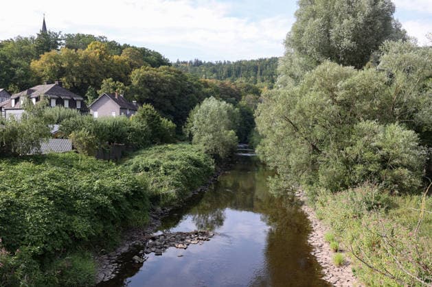 Sommer im Siegerland. Der Fluss Sieg wie hier bei Niederschelden fuehrt (führt) zur Zeit wenig Wasser, Niedrigwasser. Die Bezirksregierung Arnsberg untersagt daher die Wasserentnahme im Regierungsbezirk u.a. aus der Sieg aufgrund anhaltender Trockenheit. Sommer im Siegerland am 03.08.2026 in Siegen Deutschland. *** Summer in the Siegerland: The Sieg River, as seen here near Niederschelden, is currently carrying very little water, Low Water Levels: The Arnsberg District Government has therefore banned water extraction in the district—including from the Sieg—due to persistent drought. Summer in the Siegerland on August 3, 2026, in Siegen, Germany