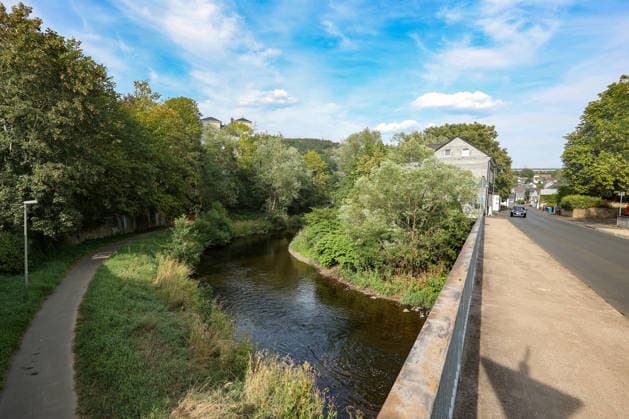 Sommer im Siegerland. Der Fluss Sieg wie hier bei Niederschelden fuehrt (führt) zur Zeit wenig Wasser, Niedrigwasser. Die Bezirksregierung Arnsberg untersagt daher die Wasserentnahme im Regierungsbezirk u.a. aus der Sieg aufgrund anhaltender Trockenheit. Sommer im Siegerland am 03.08.2026 in Siegen Deutschland. *** Summer in the Siegerland: The Sieg River, as seen here near Niederschelden, is currently carrying very little water, Low Water Levels: The Arnsberg District Government has therefore banned water extraction in the district—including from the Sieg—due to persistent drought. Summer in the Siegerland on August 3, 2026, in Siegen, Germany