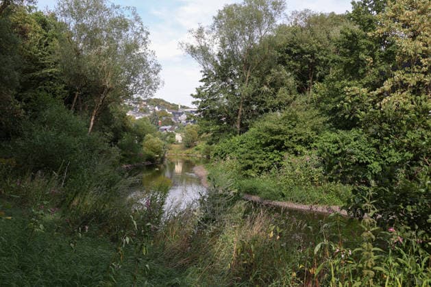 Sommer im Siegerland. Der Fluss Sieg wie hier bei Niederschelden fuehrt (führt) zur Zeit wenig Wasser, Niedrigwasser. Die Bezirksregierung Arnsberg untersagt daher die Wasserentnahme im Regierungsbezirk u.a. aus der Sieg aufgrund anhaltender Trockenheit. Sommer im Siegerland am 03.08.2026 in Siegen Deutschland. *** Summer in the Siegerland: The Sieg River, as seen here near Niederschelden, is currently carrying very little water, Low Water Levels: The Arnsberg District Government has therefore banned water extraction in the district—including from the Sieg—due to persistent drought. Summer in the Siegerland on August 3, 2026, in Siegen, Germany