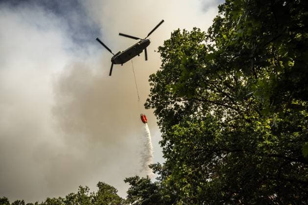 OOSTRUM - The fire department is battling a very large fire in the De Rosmolen nature reserve. Due to dry conditions, the fire was able to spread rapidly. ROB ENGELAAR ANP netherlands out - belgium out  Copyright: xx x564824065x originalFilename: 564824065.jpg
