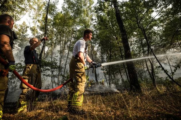 OOSTRUM - The fire department is battling a very large fire in the De Rosmolen nature reserve. Due to dry conditions, the fire was able to spread rapidly. ROB ENGELAAR ANP netherlands out - belgium out  Copyright: xx x564824068x originalFilename: 564824068.jpg