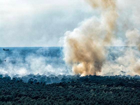 Großbrand Waldgebiet Oostrum NL ** NUR FÜR REDAKTIONELLE ZWECKE ** EDITORIAL USE ONLY **<p>Löschhubschrauber löschen am 3.8.2026 ein Feuer in einem Naturschutzgebiet in den Niederlanden. Foto : Arnulf Stoffel Funke Foto Services < p> Buntes Niederlande Gelderland Oostrum Copyright: ArnulfxStoffel *** Major Fire in Oostrum Forest Area, NL ** FOR EDITORIAL USE ONLY ** EDITORIAL USE ONLY ** p Firefighting helicopters extinguish a fire on August 3, 2026, in a nature reserve in the Netherlands. Photo by Arnulf Stoffel, Funke Foto Services p Colorful Netherlands, Gelderland, Oostrum. Copyright ArnulfxStoffel Copyright: ArnulfxStoffel doc8701wcq0q1x3jsrtl04 ,EDITORIAL USE ONLY