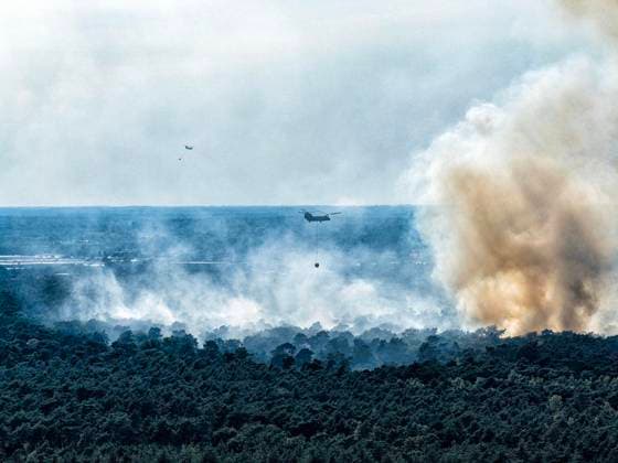 Großbrand Waldgebiet Oostrum NL ** NUR FÜR REDAKTIONELLE ZWECKE ** EDITORIAL USE ONLY **<p>Löschhubschrauber löschen am 3.8.2026 ein Feuer in einem Naturschutzgebiet in den Niederlanden. Foto : Arnulf Stoffel Funke Foto Services < p> Buntes Niederlande Gelderland Oostrum Copyright: ArnulfxStoffel *** Major Fire in Oostrum Forest Area, NL ** FOR EDITORIAL USE ONLY ** EDITORIAL USE ONLY ** p Firefighting helicopters extinguish a fire on August 3, 2026, in a nature reserve in the Netherlands. Photo by Arnulf Stoffel, Funke Foto Services p Colorful Netherlands, Gelderland, Oostrum. Copyright ArnulfxStoffel Copyright: ArnulfxStoffel doc8701wcyefervbyuvjli ,EDITORIAL USE ONLY
