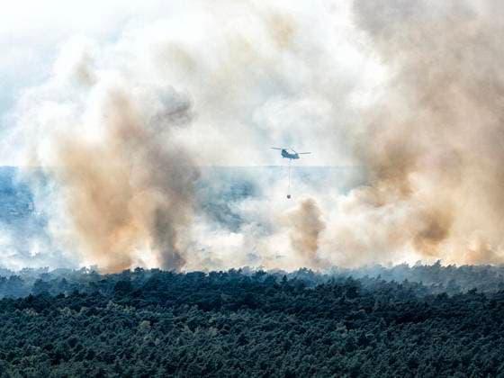 Großbrand Waldgebiet Oostrum NL ** NUR FÜR REDAKTIONELLE ZWECKE ** EDITORIAL USE ONLY **<p>Löschhubschrauber löschen am 3.8.2026 ein Feuer in einem Naturschutzgebiet in den Niederlanden. Foto : Arnulf Stoffel Funke Foto Services < p> Buntes Niederlande Gelderland Oostrum Copyright: ArnulfxStoffel *** Major Fire in Oostrum Forest Area, NL ** FOR EDITORIAL USE ONLY ** EDITORIAL USE ONLY ** p Firefighting helicopters extinguish a fire on August 3, 2026, in a nature reserve in the Netherlands. Photo by Arnulf Stoffel, Funke Foto Services p Colorful Netherlands, Gelderland, Oostrum. Copyright ArnulfxStoffel Copyright: ArnulfxStoffel doc8701wd5nhq927a7llzn ,EDITORIAL USE ONLY