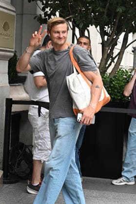 Alexander Ludwig of *The White Lotus* arrives at the Mandarin Oriental Lutetia hotel in Paris on August 3, 2026. Lionel Urman, Bestimage. Alexander Ludwig of *The White Lotus* arrives at the Mandarin Oriental Lutetia hotel in Paris on August 3, 2026. Paris, France  Copyright: xLIONELxURMANxx xBESTIMAGExLIONELxURMANxx xBESTIMAGEx