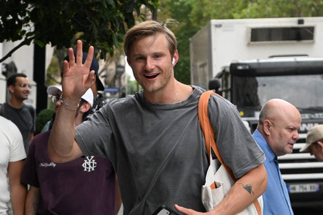 Alexander Ludwig of *The White Lotus* arrives at the Mandarin Oriental Lutetia hotel in Paris on August 3, 2026. Lionel Urman, Bestimage. Alexander Ludwig of *The White Lotus* arrives at the Mandarin Oriental Lutetia hotel in Paris on August 3, 2026. Paris, France  Copyright: xLIONELxURMANxx xBESTIMAGExLIONELxURMANxx xBESTIMAGEx