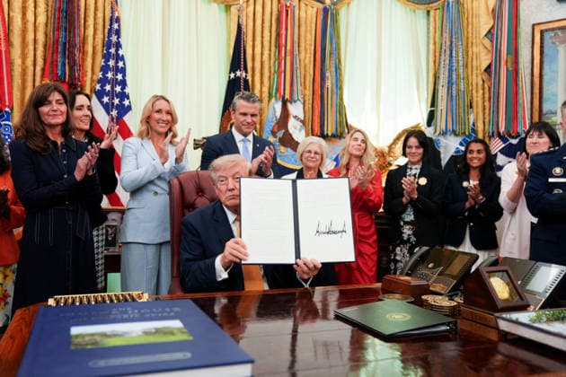 Trump White House Executive Order Signing WASHINGTON, DC - AUG. 3: U.S. President Donald Trump signs an executive order establishing the Presidential Military Spouse Commission on Monday, Aug. 3, 2026 in the Oval Office at the White House in Washington, D.C. (Photo by Allison Robbert Pool For The Washington Post) Washington DC United States  Copyright: xPool ABACAx