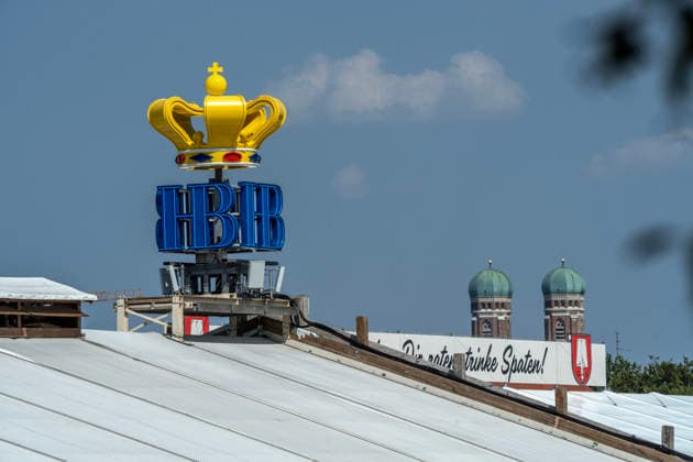 Oktoberfest 2026, Baustelle Oktoberfest, Hofbräu Logo vor Frauenkirche und blauem Himmel, Theresienwiese, München, 3. August 2026 Deutschland, München, 3. August 2026, Baustelle Oktoberfest, Hofbräu Logo vor Frauenkirche und blauem Himmel, Theresienwiese, Wiesn, das Oktoberfest 2026 startet am 19. September, Sommer, Bayern, bayerisch, *** Oktoberfest 2026, Oktoberfest construction site, Hofbräu logo in front of the Frauenkirche and a blue sky, Theresienwiese, Munich, August 3, 2026, Germany, Munich, August 3, 2026, Oktoberfest construction site, Hofbräu logo in front of the Frauenkirche and a blue sky, Theresienwiese, Wiesn, the 2026 Oktoberfest begins on September 19, summer, Bavaria, Bavarian,