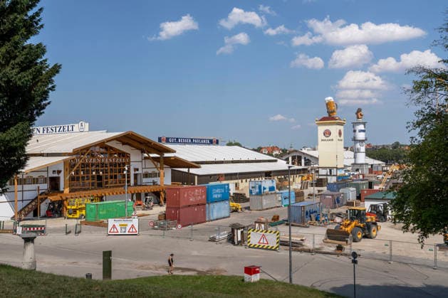 Oktoberfest 2026, Baustelle Oktoberfest, Blick von der Bavaria über die Theresienwiese, München, 3. August 2026 Deutschland, München, 3. August 2026, Baustelle Oktoberfest, Blick von der Bavaria zum Schützen-, Paulaner und Löwenbräu-Festzelt, die großen Festzelte stehen schon weitgehend, Theresienwiese, Wiesn, das Oktoberfest 2026 startet am 19. September, Sommer, Bayern, bayerisch, *** Oktoberfest 2026, Oktoberfest Construction Site, View from the Bavaria Statue across the Theresienwiese, Munich, August 3, 2026, Germany, Munich, August 3, 2026, Oktoberfest construction site, view from the Bavaria statue toward the Schützen, Paulaner, and Löwenbräu festival tents; the large festival tents are already largely in place, Theresienwies