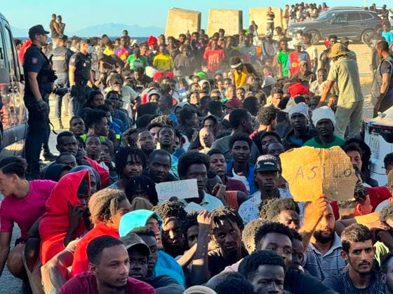 An NGO in Ceuta has distributed more than 12,000 meals to migrants since the mass influx; the Red Cross and the organization Sur Sur are distributing basic food supplies, as of August 3, 2026, in Ceuta, Spain. The Ceuta-based NGO Luna Blanca has distributed more than 12,000 meals in recent days to migrants who entered the city during the mass influx from Morocco. On Sunday alone, the organization’s staff and volunteers distributed food to more than 4,500 people, according to information provided by the NGO to Europa Press on Monday, August 3, 2026. MIGRANTS NGO VOLUNTEERS LUNA BLANCA FOOD PALLETS DONATIONS Ivá Ceuta Ceuta, Spain  Copyright: xIvanxZambranox xEuropaxPressx 7700795