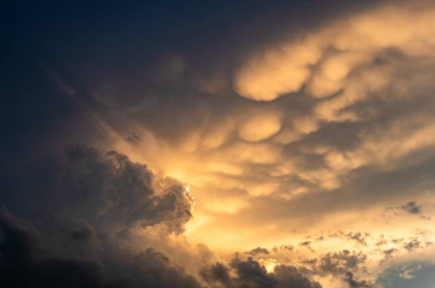 Abendhimmel in der Nähe von Pfaffenhofen an der Ilm, in Bayern, mit Mammutwolken und gerade aufziehenden Gewitterwolken *** Evening sky in the Proximity from Pfaffenhofen to the Ilm, in Bavaria, with Mammoth Clouds and just teasing Thunderclouds 1047102057