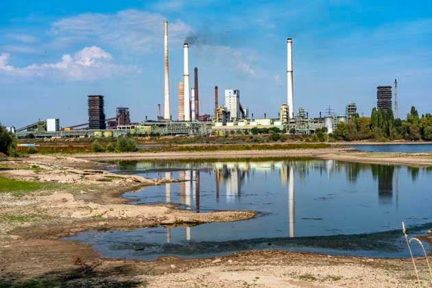 Extremes Niedrigwasser, hier beim Thyssenkrupp Steel Stahlwerk in Duisburg-Marxloh, durch den niedrigen Rheinpegel haben sich Sandbänke gebildet, Frachter können nur mit reduzierter Ladung fahren, das TKS Stahlwerk hat seine Produktion verringert, da nicht mehr genug Rohstoffe für die Stahlindustrie geliefert werden können,Rheinpegel DU-Ruhrort bei 149 cm, tiefster jemals gemessener Pegel, Tendenz fallend, Duisburg, NRW, Deutschland Niedrigwasser Rhein *** Extremely low water levels—here at the Thyssenkrupp Steel plant in Duisburg-Marxloh—have caused sandbars to form due to the low water level of the Rhine; cargo ships can only sail with reduced cargo; the TKS steel mill has cut back production because not enough raw materials can be d