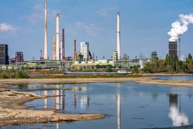 Extremes Niedrigwasser, hier beim Thyssenkrupp Steel Stahlwerk in Duisburg-Marxloh, durch den niedrigen Rheinpegel haben sich Sandbänke gebildet, Frachter können nur mit reduzierter Ladung fahren, das TKS Stahlwerk hat seine Produktion verringert, da nicht mehr genug Rohstoffe für die Stahlindustrie geliefert werden können,Rheinpegel DU-Ruhrort bei 149 cm, tiefster jemals gemessener Pegel, Tendenz fallend, Duisburg, NRW, Deutschland Niedrigwasser Rhein *** Extremely low water levels—here at the Thyssenkrupp Steel plant in Duisburg-Marxloh—have caused sandbars to form due to the low water level of the Rhine; cargo ships can only sail with reduced cargo; the TKS steel mill has cut back production because not enough raw materials can be d