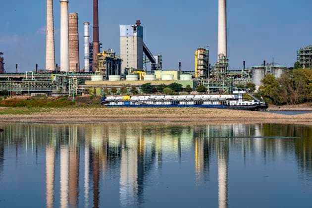 Extremes Niedrigwasser, hier beim Thyssenkrupp Steel Stahlwerk in Duisburg-Marxloh, durch den niedrigen Rheinpegel haben sich Sandbänke gebildet, Frachter können nur mit reduzierter Ladung fahren, das TKS Stahlwerk hat seine Produktion verringert, da nicht mehr genug Rohstoffe für die Stahlindustrie geliefert werden können,Rheinpegel DU-Ruhrort bei 149 cm, tiefster jemals gemessener Pegel, Tendenz fallend, Duisburg, NRW, Deutschland Niedrigwasser Rhein *** Extremely low water levels—here at the Thyssenkrupp Steel plant in Duisburg-Marxloh—have caused sandbars to form due to the low water level of the Rhine; cargo ships can only sail with reduced cargo; the TKS steel mill has cut back production because not enough raw materials can be d