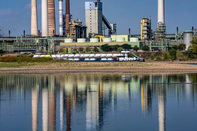 Extremes Niedrigwasser, hier beim Thyssenkrupp Steel Stahlwerk in Duisburg-Marxloh, durch den niedrigen Rheinpegel haben sich Sandbänke gebildet, Frachter können nur mit reduzierter Ladung fahren, das TKS Stahlwerk hat seine Produktion verringert, da nicht mehr genug Rohstoffe für die Stahlindustrie geliefert werden können,Rheinpegel DU-Ruhrort bei 149 cm, tiefster jemals gemessener Pegel, Tendenz fallend, Duisburg, NRW, Deutschland Niedrigwasser Rhein *** Extremely low water levels—here at the Thyssenkrupp Steel plant in Duisburg-Marxloh—have caused sandbars to form due to the low water level of the Rhine; cargo ships can only sail with reduced cargo; the TKS steel mill has cut back production because not enough raw materials can be d