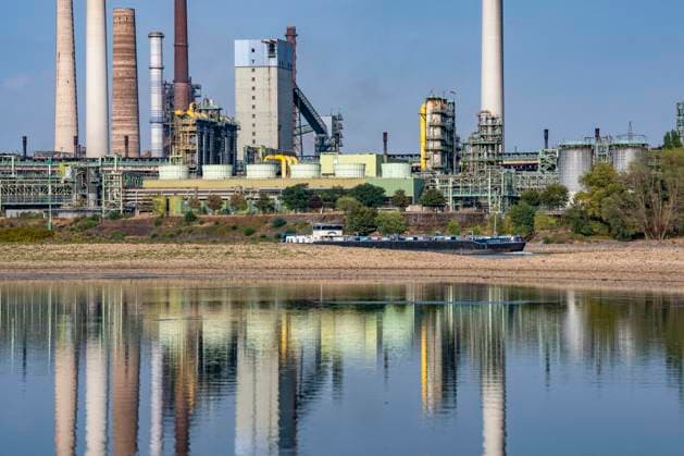 Extremes Niedrigwasser, hier beim Thyssenkrupp Steel Stahlwerk in Duisburg-Marxloh, durch den niedrigen Rheinpegel haben sich Sandbänke gebildet, Frachter können nur mit reduzierter Ladung fahren, das TKS Stahlwerk hat seine Produktion verringert, da nicht mehr genug Rohstoffe für die Stahlindustrie geliefert werden können,Rheinpegel DU-Ruhrort bei 149 cm, tiefster jemals gemessener Pegel, Tendenz fallend, Duisburg, NRW, Deutschland Niedrigwasser Rhein *** Extremely low water levels—here at the Thyssenkrupp Steel plant in Duisburg-Marxloh—have caused sandbars to form due to the low water level of the Rhine; cargo ships can only sail with reduced cargo; the TKS steel mill has cut back production because not enough raw materials can be d
