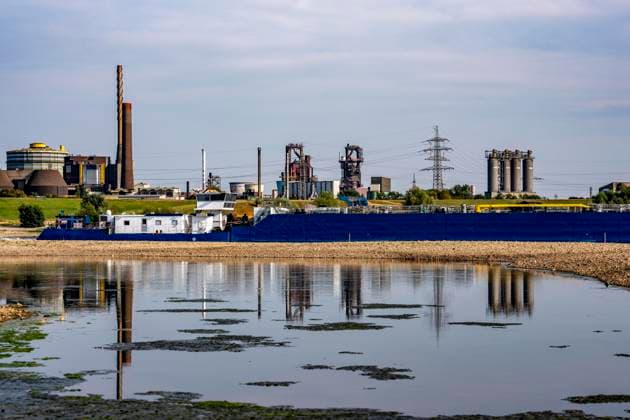 Extremes Niedrigwasser, hier beim Thyssenkrupp Steel Stahlwerk in Duisburg-Marxloh, durch den niedrigen Rheinpegel haben sich Sandbänke gebildet, Frachter können nur mit reduzierter Ladung fahren, das TKS Stahlwerk hat seine Produktion verringert, da nicht mehr genug Rohstoffe für die Stahlindustrie geliefert werden können,Rheinpegel DU-Ruhrort bei 149 cm, tiefster Pegelstand der je gemessen wurde, Tendenz fallend, Hochofen, Duisburg, NRW, Deutschland Niedrigwasser Rhein *** Extremely low water levels—here at the Thyssenkrupp Steel plant in Duisburg-Marxloh—have caused sandbars to form due to the low water level in the Rhine; cargo ships can only sail with reduced cargo; the TKS steel mill has cut back production because not enough raw