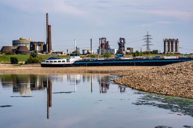 Extremes Niedrigwasser, hier beim Thyssenkrupp Steel Stahlwerk in Duisburg-Marxloh, durch den niedrigen Rheinpegel haben sich Sandbänke gebildet, Frachter können nur mit reduzierter Ladung fahren, das TKS Stahlwerk hat seine Produktion verringert, da nicht mehr genug Rohstoffe für die Stahlindustrie geliefert werden können,Rheinpegel DU-Ruhrort bei 149 cm, tiefster Pegelstand der je gemessen wurde, Tendenz fallend, Hochofen, Duisburg, NRW, Deutschland Niedrigwasser Rhein *** Extremely low water levels—here at the Thyssenkrupp Steel plant in Duisburg-Marxloh—have caused sandbars to form due to the low water level in the Rhine; cargo ships can only sail with reduced cargo; the TKS steel mill has cut back production because not enough raw