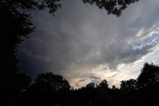 Starke Gewitter in der Stadt Vororte von Essen während einer starken Gewitterlage während einer Hitzewelle und laufender Warnung vor einem Unwetter aus Richtung Südwest. *** Severe thunderstorms in the suburbs of Essen during a severe thunderstorm event amid a heat wave and an ongoing severe weather warning from the southwest