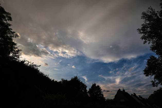 Starke Gewitter in der Stadt Vororte von Essen während einer starken Gewitterlage während einer Hitzewelle und laufender Warnung vor einem Unwetter aus Richtung Südwest. *** Severe thunderstorms in the suburbs of Essen during a severe thunderstorm event amid a heat wave and an ongoing severe weather warning from the southwest
