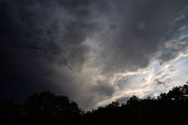 Starke Gewitter in der Stadt Vororte von Essen während einer starken Gewitterlage während einer Hitzewelle und laufender Warnung vor einem Unwetter aus Richtung Südwest. *** Severe thunderstorms in the suburbs of Essen during a period of intense thunderstorm activity amid a heat wave and an ongoing severe weather warning for storms approaching from the southwest