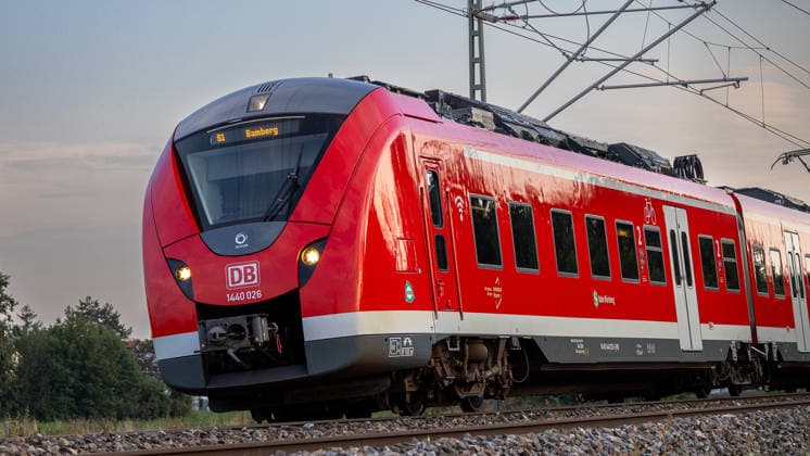 Bahnverkehr zwischen Bamberg und Nürnberg, Fürth, 03.08.2026 Ein Triebwagen der Baureihe 1440 (Bombardier Talent 2) der Deutschen Bahn fährt als S-Bahn-Linie S1 in Richtung Bamberg. Der rot-weiße Zug ist im Regionalverkehr zwischen Nürnberg und Bamberg im Einsatz. Fürth Stadeln Bayern Deutschland