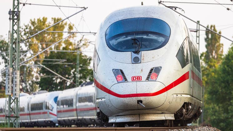 Bahnverkehr zwischen Bamberg und Nürnberg, Fürth, 03.08.2026 Ein ICE 3 der Deutschen Bahn befährt die Strecke von München nach Berlin über Nürnberg. Die Frontpartie des Hochgeschwindigkeitszuges ist deutlich mit dem DB-Logo gekennzeichnet. Fürth Stadeln Bayern Deutschland