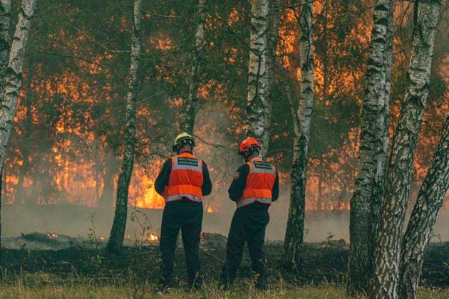 Großbrand Waldgebiet Oostrum NL ** NUR FÜR REDAKTIONELLE ZWECKE ** EDITORIAL USE ONLY **<p>Löschhubschrauber löschen am 3.8.2026 ein Feuer in einem Naturschutzgebiet in den Niederlanden. Foto : Arnulf Stoffel Funke Foto Services < p> Buntes Niederlande Gelderland Oostrum Copyright: ArnulfxStoffel *** Major Fire in Oostrum Forest Area, NL ** FOR EDITORIAL USE ONLY ** EDITORIAL USE ONLY ** p Firefighting helicopters extinguish a fire in a nature reserve in the Netherlands on August 3, 2026. Photo by Arnulf Stoffel, Funke Foto Services p Colorful Netherlands, Gelderland, Oostrum. Copyright ArnulfxStoffel Copyright: ArnulfxStoffel doc8704nl13sqw1n04wwl04 ,EDITORIAL USE ONLY