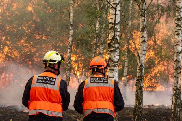 Großbrand Waldgebiet Oostrum NL ** NUR FÜR REDAKTIONELLE ZWECKE ** EDITORIAL USE ONLY **<p>Löschhubschrauber löschen am 3.8.2026 ein Feuer in einem Naturschutzgebiet in den Niederlanden. Foto : Arnulf Stoffel Funke Foto Services < p> Buntes Niederlande Gelderland Oostrum Copyright: ArnulfxStoffel *** Major Fire in Oostrum Forest Area, NL ** FOR EDITORIAL USE ONLY ** EDITORIAL USE ONLY ** p Firefighting helicopters extinguish a fire in a nature reserve in the Netherlands on August 3, 2026. Photo by Arnulf Stoffel, Funke Foto Services p Colorful Netherlands, Gelderland, Oostrum. Copyright ArnulfxStoffel Copyright: ArnulfxStoffel doc8704nndvrxzs2gpsjli ,EDITORIAL USE ONLY