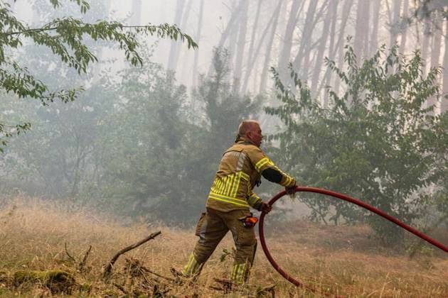Großbrand Waldgebiet Oostrum NL ** NUR FÜR REDAKTIONELLE ZWECKE ** EDITORIAL USE ONLY **<p>Löschhubschrauber löschen am 3.8.2026 ein Feuer in einem Naturschutzgebiet in den Niederlanden. Foto : Arnulf Stoffel Funke Foto Services < p> Buntes Niederlande Gelderland Oostrum Copyright: ArnulfxStoffel *** Major Fire in Oostrum Forest Area, NL ** FOR EDITORIAL USE ONLY ** EDITORIAL USE ONLY ** p Firefighting helicopters extinguish a fire in a nature reserve in the Netherlands on August 3, 2026. Photo by Arnulf Stoffel, Funke Foto Services p Colorful Netherlands, Gelderland, Oostrum. Copyright ArnulfxStoffel Copyright: ArnulfxStoffel doc8704npwjt7a1d5sstlzn ,EDITORIAL USE ONLY